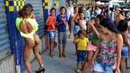 Imagem Homossexuais desfilam na terceira Parada Gay de Pernambués
