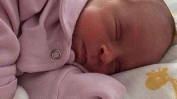 Imagem Solange, da Aviões, posta foto da pequena Maria Esther