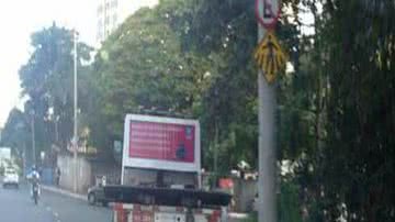 Imagem Flagrante: guincho da Transalvador estaciona em local proibido