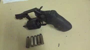 Imagem PM prende homens com arma em Arembepe