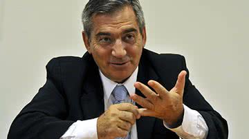 Imagem Ministro Gilberto Carvalho sugere regulação da imprensa após vitória de Dilma