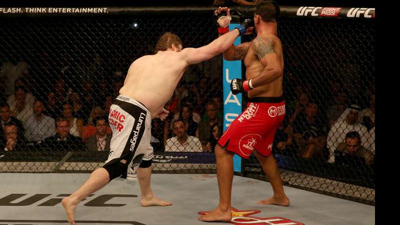 Imagem UFC: Minotauro sofre &quot;atropelo&quot; e é nocauteado no 1º round