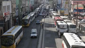 Imagem Ônibus começam a deixar as garagens com apoio da polícia