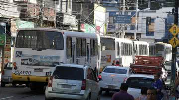 Imagem Estado de greve: ônibus são depredados e têm pneus furados