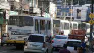 Imagem Estado de greve: ônibus são depredados e têm pneus furados