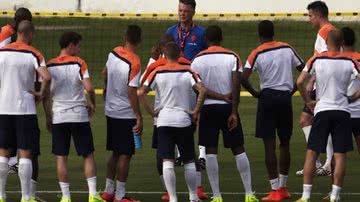 Imagem Holanda desiste de treinar no Barradão e vai para Pituaçu