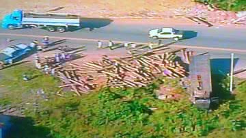 Imagem Carreta perde controle e homem morre em grave acidente