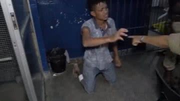 Imagem Vídeo: homem é traído, apanha da mulher, chora e diz que vai virar gay