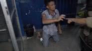 Imagem Vídeo: homem é traído, apanha da mulher, chora e diz que vai virar gay