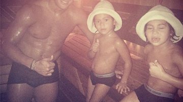 Imagem Hulk, da Seleção Brasileira, faz sauna com os filhos