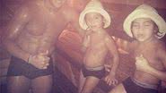 Imagem Hulk, da Seleção Brasileira, faz sauna com os filhos
