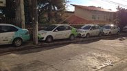Imagem Leitor do Bocão denuncia veículos novos do SUS estacionados em rua da Barra