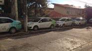 Imagem Leitor do Bocão denuncia veículos novos do SUS estacionados em rua da Barra