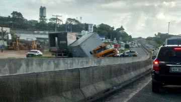 Imagem Caminhão tomba na BR-324 e via é interditada