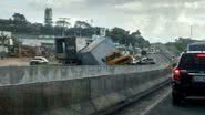 Imagem Caminhão tomba na BR-324 e via é interditada