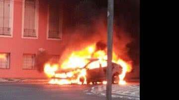 Imagem Carro em chamas no Rio Vermelho chama a atenção dos motoristas