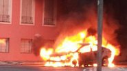 Imagem Carro em chamas no Rio Vermelho chama a atenção dos motoristas