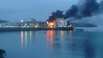 Imagem Navio pega fogo no Porto de Aratu