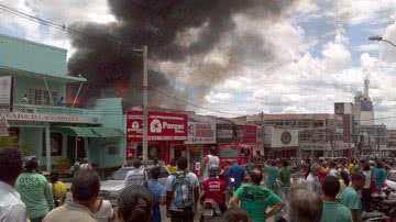 Imagem Incêndio atinge loja no centro de Alagoinhas nessa tarde