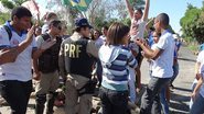 Imagem Ipiaú: Alunos do Cetep fecham BR para cobrar salários dos professores