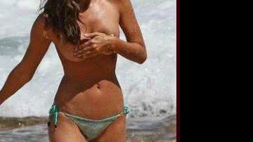 Imagem Irina Shayk mostra os peitos em ensaio, mas é flagrada por paparazzo. Veja