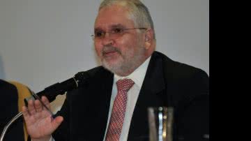 Imagem Gurgel se diz frustrado por deixar cargo antes do fim do processo do mensalão