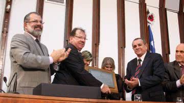 Imagem Desembargador Dultra Cintra é homenageado na Assembleia