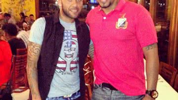 Imagem Naldo tieta Daniel Alves em churrascaria do Rio