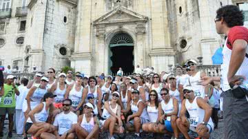 Imagem Lavagem do Bonfim: Movimento Passe Livre se concentra na porta da igreja