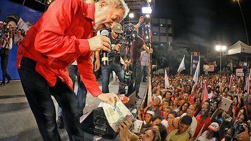Imagem Em comício em Manaus, Lula chama Aécio de ‘companheiro’