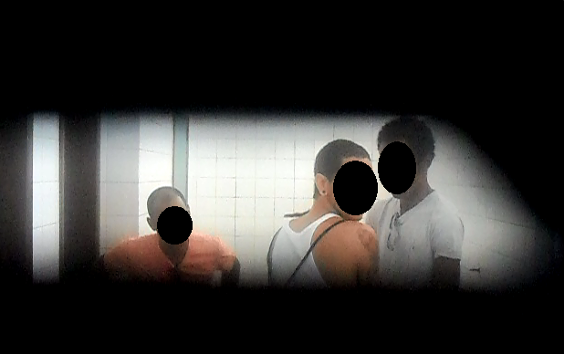 Imagem Novas imagens revelam que atos libidinosos ainda acontecem nos banheiros do Parque Costa Azul