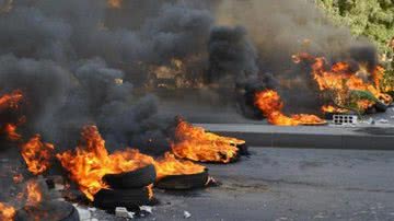 Imagem Em protesto, moradores fecham Via Parafuso