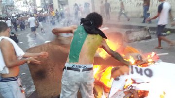 Imagem Salvador está sitiada: policiais e manifestantes entram em conflito novamente