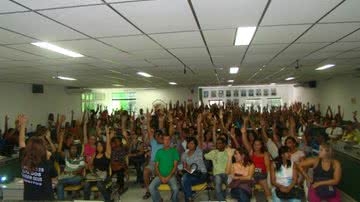 Imagem Prefeito de Ilhéus corta salário de professores grevistas