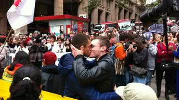 Imagem RS: ato contra Feliciano tem beijo gay