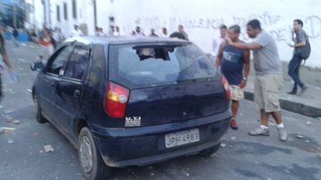 Imagem Veículo é destruído durante confronto entre polícia e manifestantes