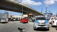 Imagem Caminhoneiros protestam no Porto de Salvador e deixam Cidade Baixa congestionada