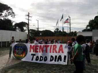 Imagem Vídeo: grupo de manifestantes ocupa sede da Rede Bahia