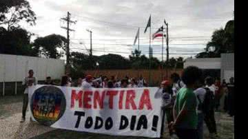 Imagem Vídeo: grupo de manifestantes ocupa sede da Rede Bahia