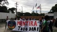 Imagem Vídeo: grupo de manifestantes ocupa sede da Rede Bahia