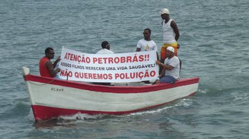 Imagem Pescadores fazem protesto em alto mar