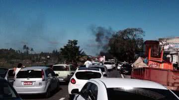 Imagem Manifestação na BA-099: pedágio está congestionado e fluxo já atinge a Paralela