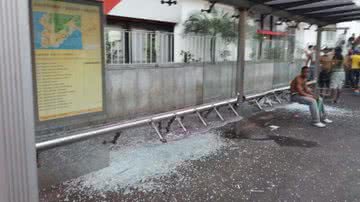 Imagem Vandalismo: pequeno grupo destrói pontos e incendeia ônibus