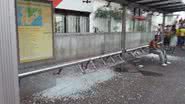 Imagem Vandalismo: pequeno grupo destrói pontos e incendeia ônibus