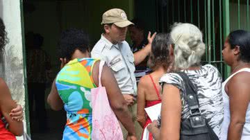 Imagem Confusão na fila de recadastramento do Bolsa Família na Baixa do Sapateiros