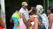 Imagem Confusão na fila de recadastramento do Bolsa Família na Baixa do Sapateiros
