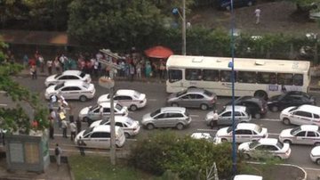 Imagem Taxistas protestam na avenida Tancredo Neves