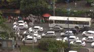 Imagem Taxistas protestam na avenida Tancredo Neves