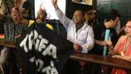 Imagem Acorrentados, manifestantes do MPL ocupam plenário da Câmara