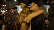 Imagem Em meio a protesto no Rio, jovem abraça policial. Veja foto